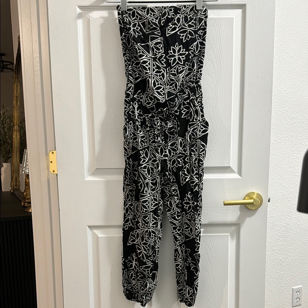 Elegant Black and White Floral Jumpsuit with Wide-Leg Design